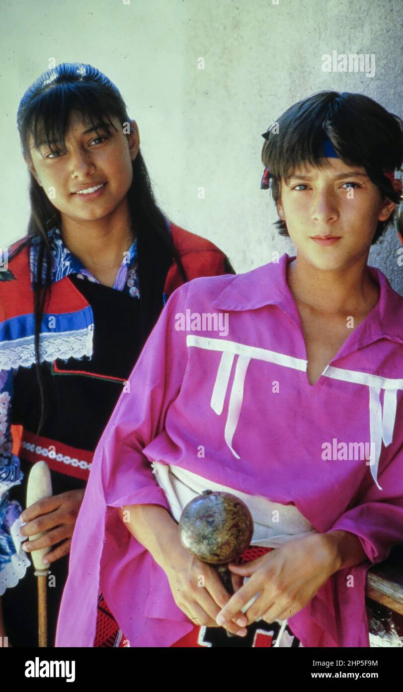 El Paso Texas USA,1988: Indische Kinder von Tigua bei der Ysleta Mission in El Paso. ©Bob Daemmrich Stockfoto