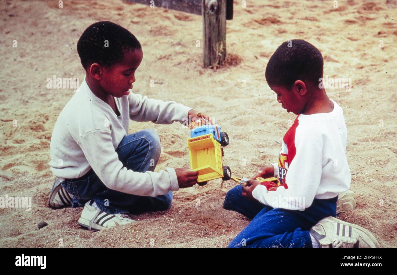 Austin, Texas USA, 1996: Schwarze Kinder auf dem Schulhof. Keine Veröffentlichungen ©Bob Daemmrich Stockfoto