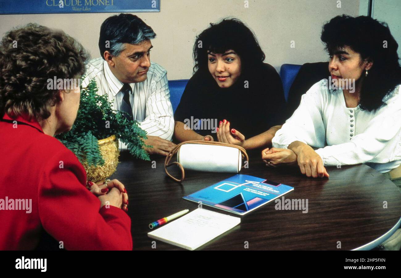 Austin Texas USA, 1988: Die hispanische Mutter und der hispanische Vater schließen sich der Tochter des Teenagers im Büro des High School Counselors an, um Familienfragen zu besprechen. ©Bob Daemmrich Stockfoto