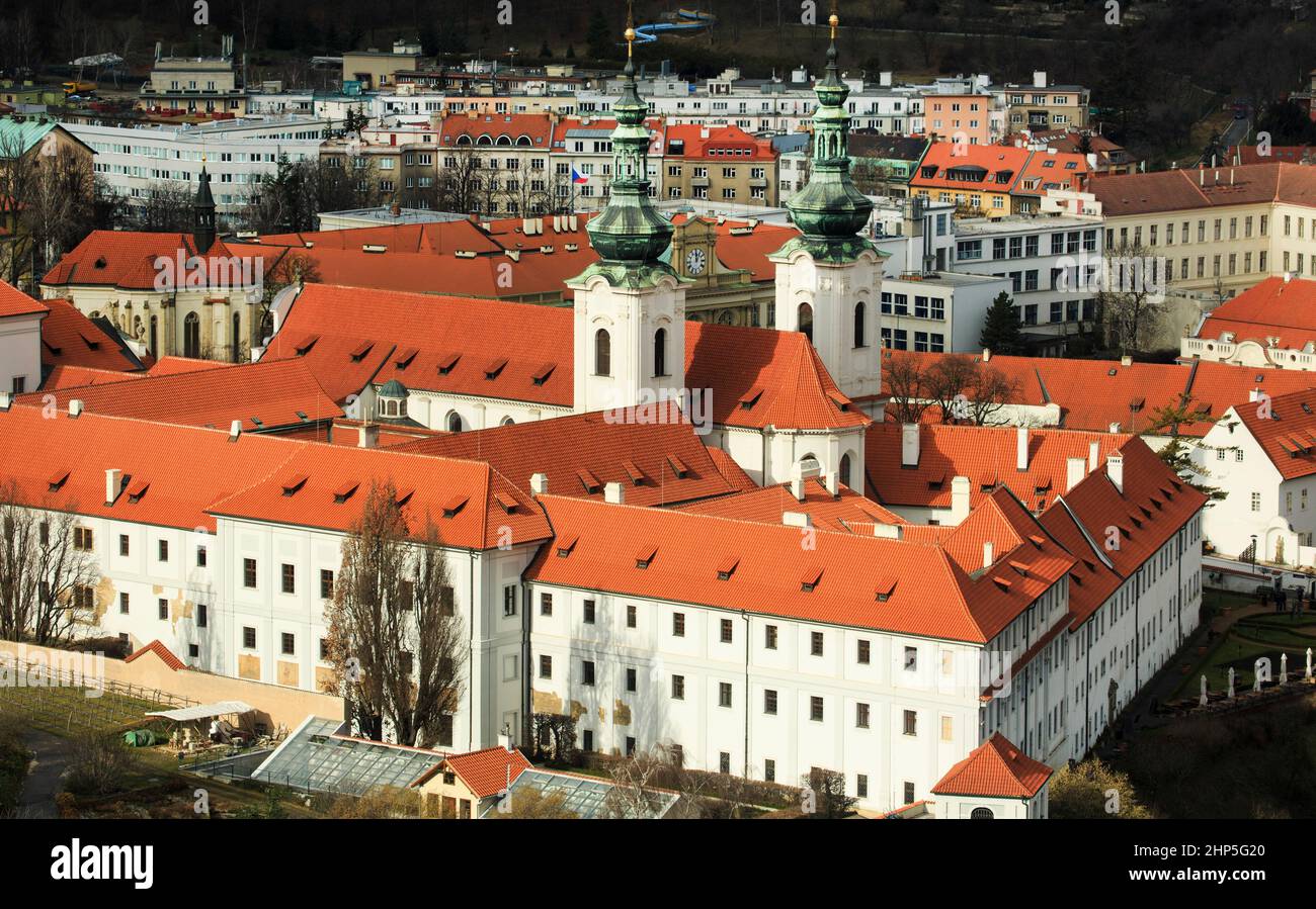 Das rote Dach und die grünen Kuppeln des Klosters Strahov mit der Mariä-Himmelfahrt-Kirche vom Petrinberg, Prag, Tschechische Republik Stockfoto