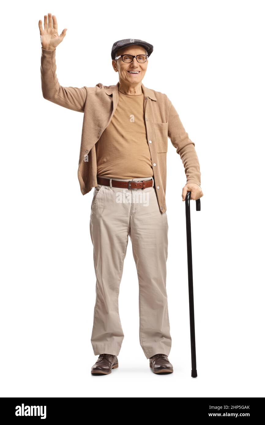 In voller Länge Porträt eines lächelnden älteren Herrn, der mit einem Stock steht und auf weißem Hintergrund winkt Stockfoto