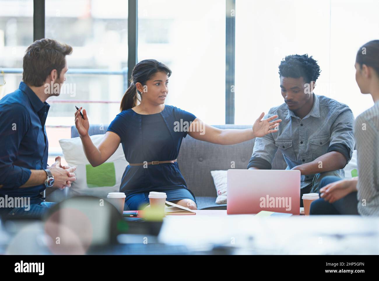 Erweiterung ist wichtig. Aufnahme einer Gruppe von Büromitarbeitern, die sich in einem Besprechungsraum unterhalten. Stockfoto