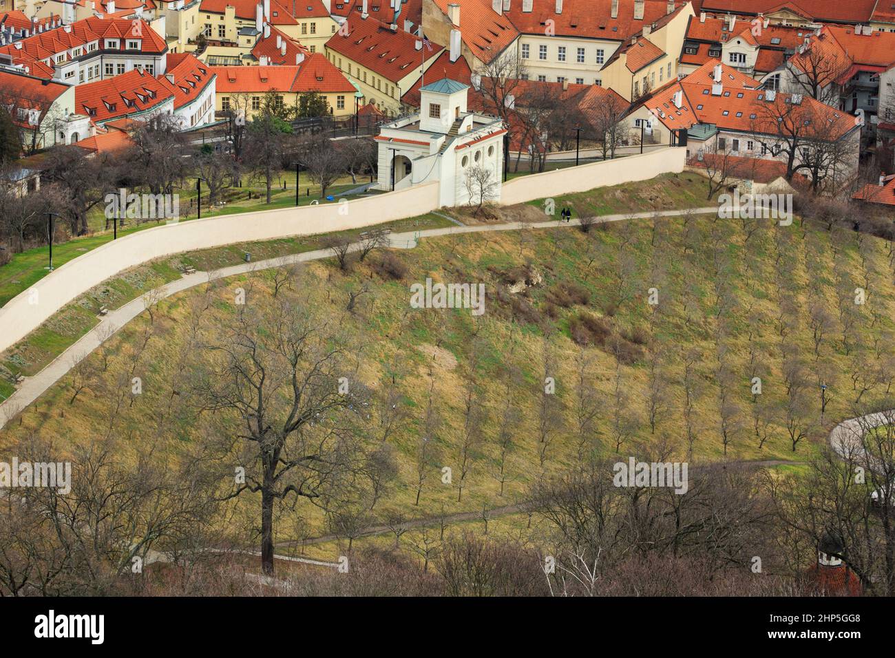 Apfelgarten im Winter an den Hängen des Petrin-Hügels mit den roten Dächern von Hradcany und Mala Strana, der kleineren Altstadt dahinter, Prag Tschechien Stockfoto