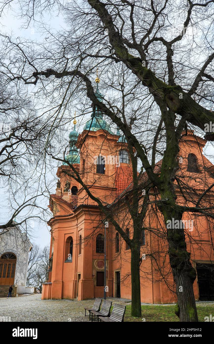 Kirche St. Vavrinec oder St. Lawrence mit orangefarbener Fassade und zwei grünen Kuppeln, Petrin Hill, Prag Tschechische republik Stockfoto