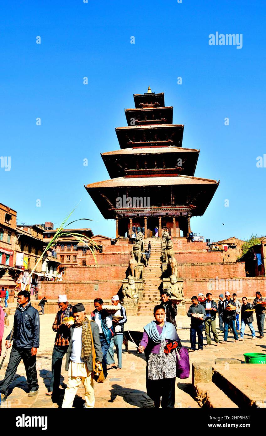 Jäten-Parade vor dem Nyatapola-Tempel, dem fünf-Dächer-Tempel, dem Taumdhadi-Tole-Platz, Bhaktapur, Nepal Stockfoto