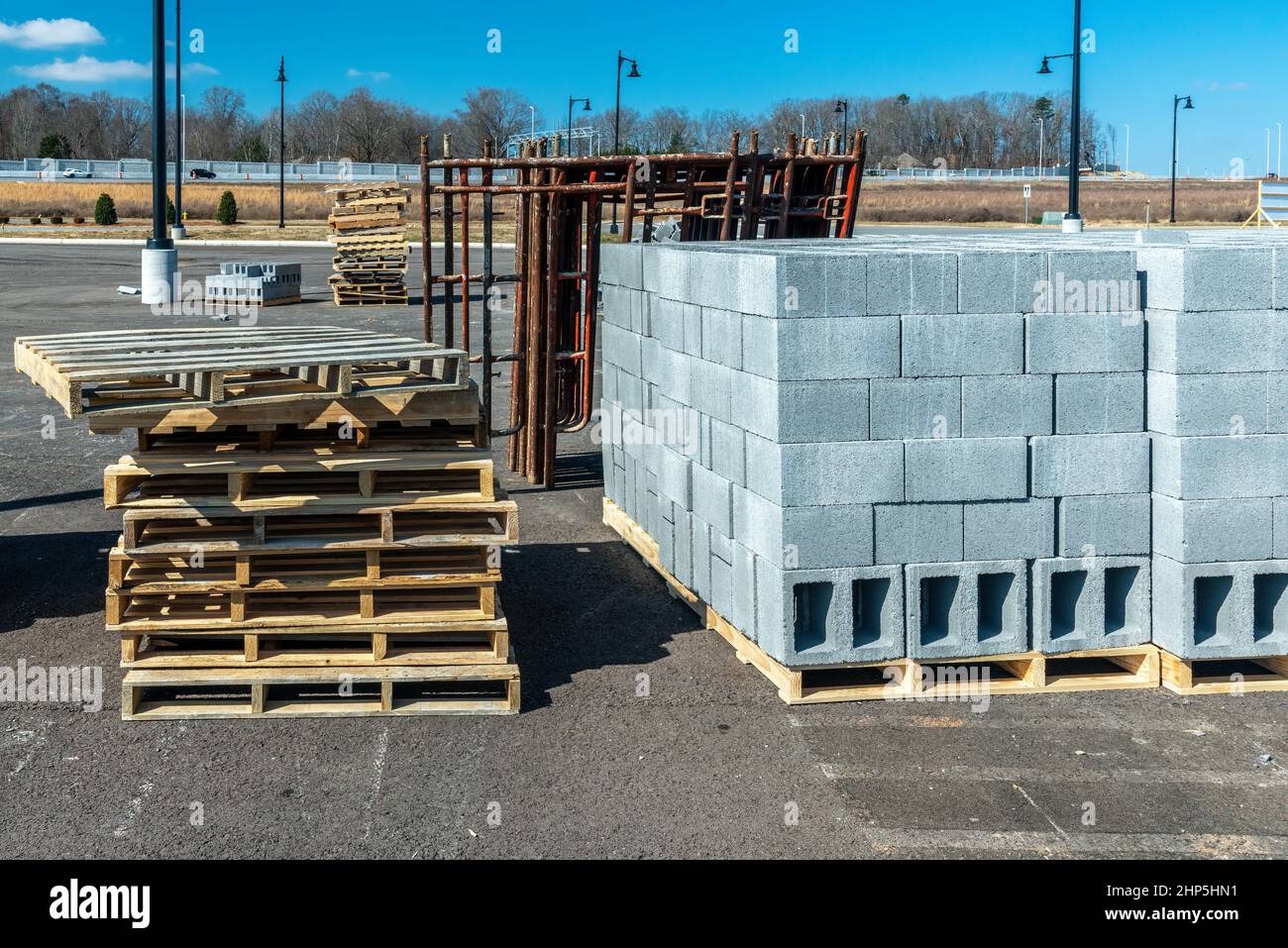 Horizontale Aufnahme neuer Zunder, die auf Holzpaletten auf einer großen Industriebaustelle gestapelt wurden. Stockfoto