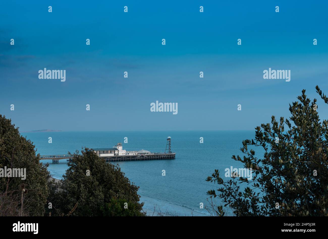 Toller blauer Himmel über dem Meer und Blick auf den Pier Stockfoto