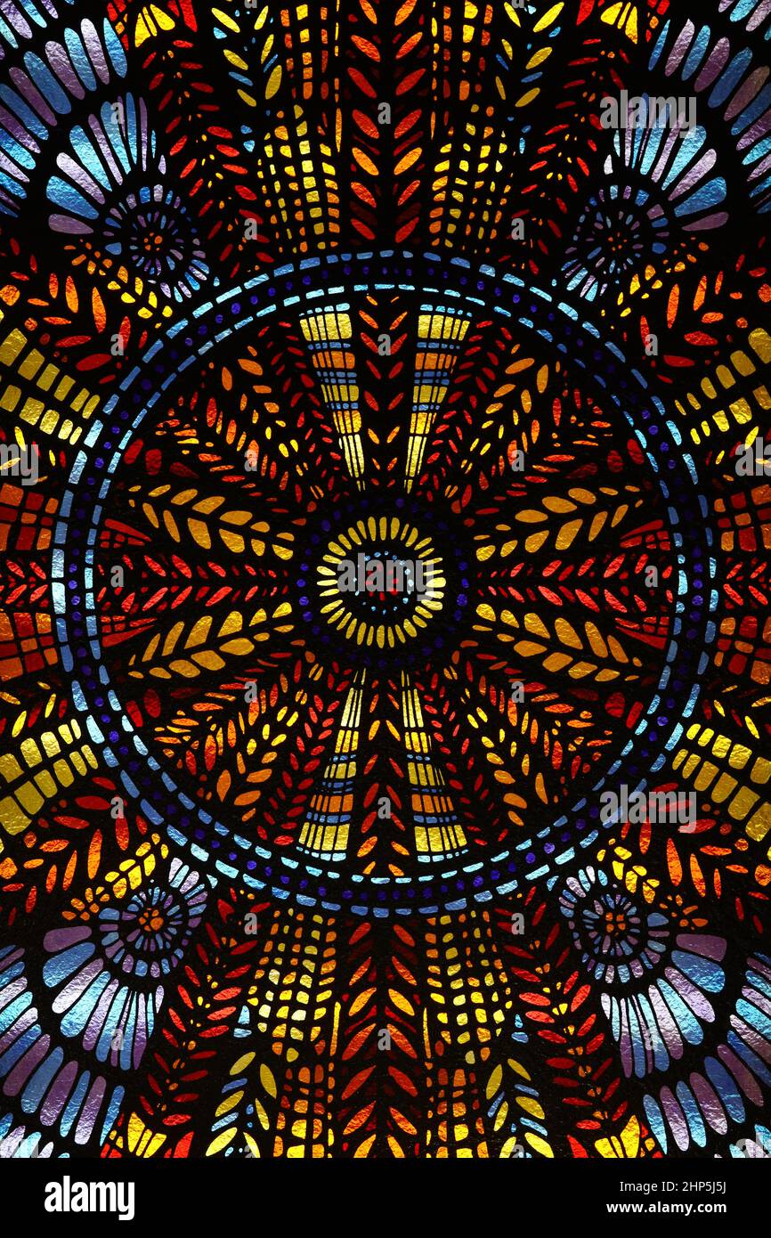 Foto für Hintergrundmaterial Nahaufnahme auf einem Buntglasrosenfenster Stockfoto