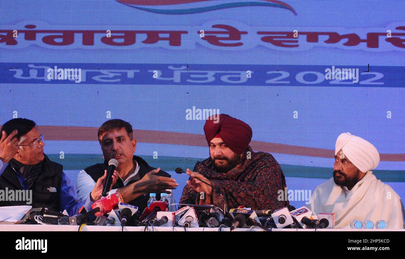 CHANDIGARH, INDIEN - 18. FEBRUAR: Der Premierminister von Punjab, Charanjit Singh Channi, und der Kongresspräsident von Punjab Pradesh, Navjot Singh Sidhu, mit anderen führenden Persönlichkeiten während einer Pressekonferenz auf dem Punjab Congress Bhawan am 18. Februar 2022 in Chandigarh, Indien. Die Wahlen zur Legislativversammlung von Punjab 2022 werden am 20. Februar 2022 in Punjab stattfinden, um die 117 Mitglieder der Versammlung der Legislativversammlung von Punjab 16th zu wählen. Die Stimmen werden gezählt und die Ergebnisse werden am 10. März 2022 bekannt gegeben. (Foto von Ravi Kumar/Hindustan Times/Sipa USA) Stockfoto