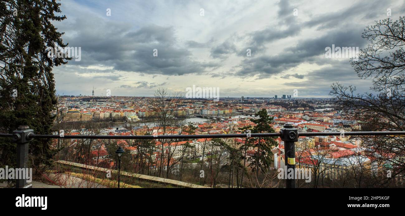 Blick vom petrin-Hügel über die Moldau auf den V-Turm und das Geschäftsviertel, über die roten Dächer der Altstadt, Prag, Tschechien Stockfoto