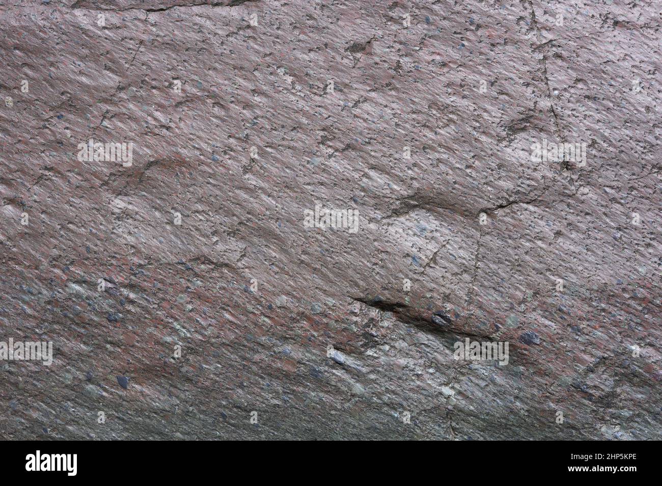 Das Foto zeigt die Textur des Steins. Das Steinmuster ist rosa Marmor. In den Bergen der karibischen Insel traf ich einen Stein in freier Wildbahn. Die Brandung Stockfoto