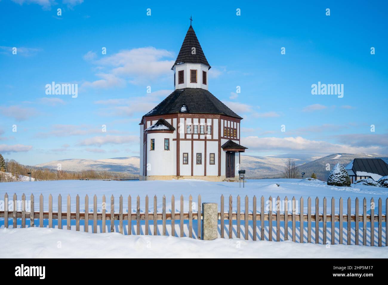 Hölzerne evangelische Kapelle in Tesarov im Winter Stockfoto