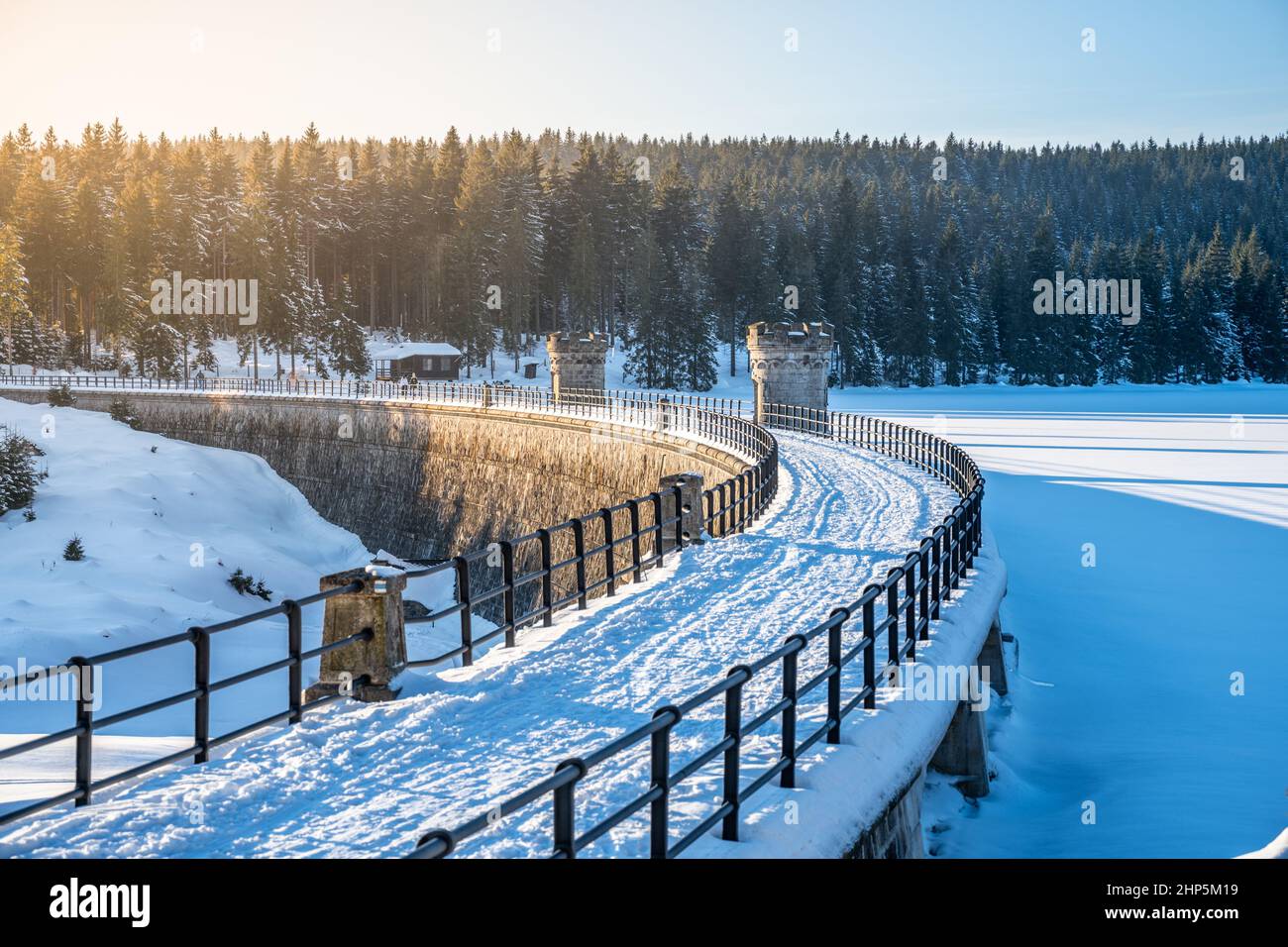 Sonniger Winter am Wasserdamm Stockfoto