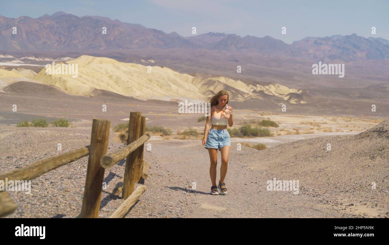 Junge hübsche Frau, die Überreste von Industrieanlagen in der alten Mine Harmony Borax im Death Valley National Park, Kalifornien, USA, erkundet. Stockfoto