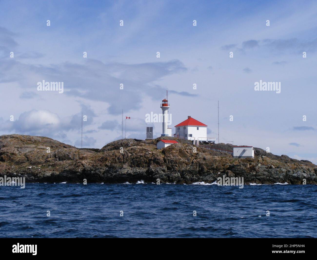 Trial Islands Lighthouse an der felsigen Küste von British Columbia Stockfoto