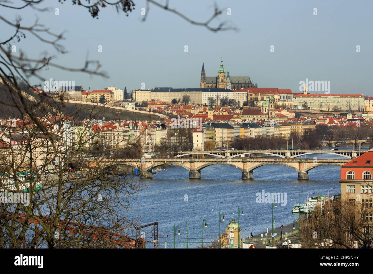 Blick auf den Veitsdom, die Mala Strana, die Prager Burg, die Karlsbrücke über die Moldau, von der Vysehrad-Festung, Prag, Tschechische Republik Stockfoto