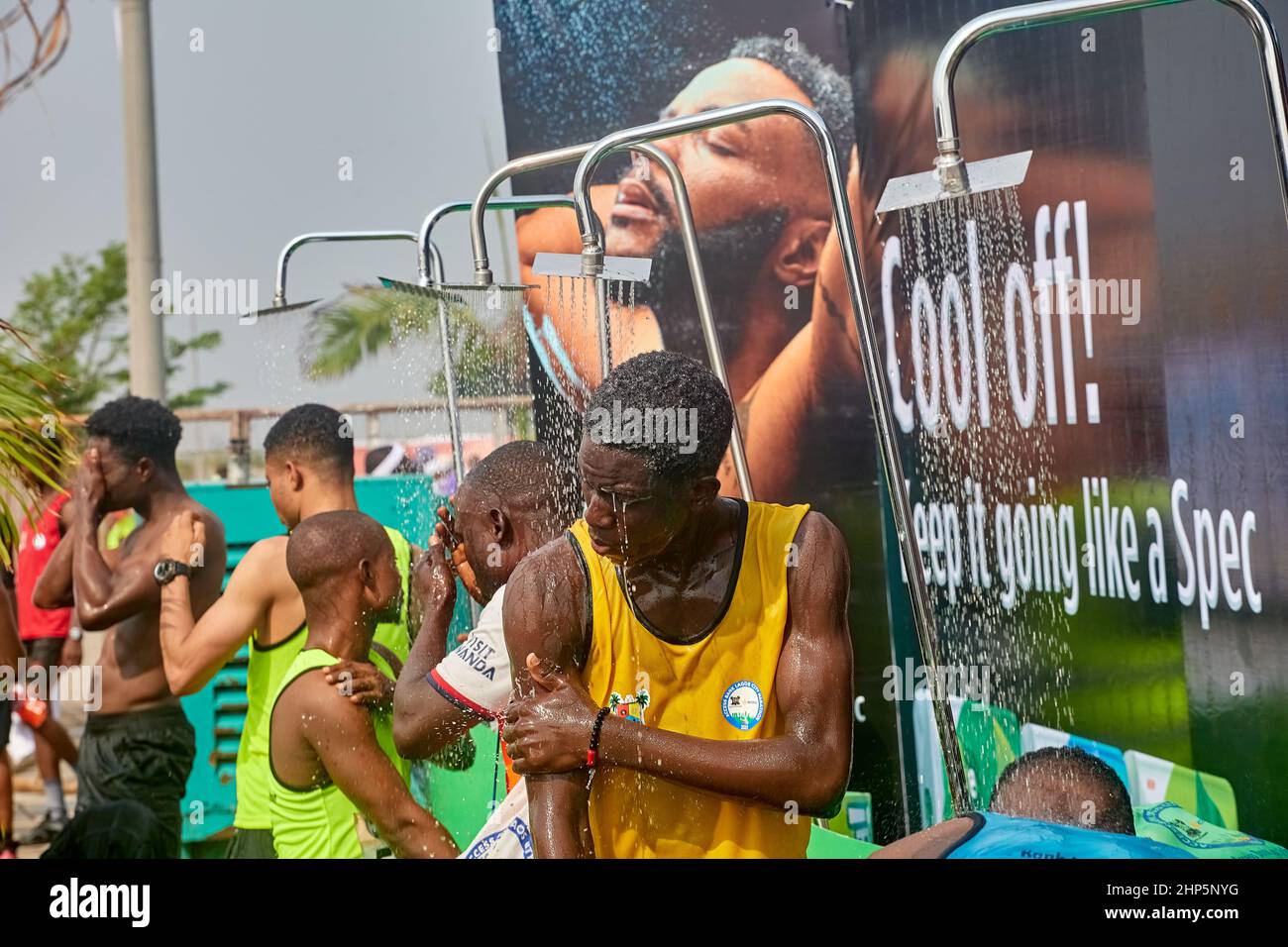 Die Athleten duschen sich nach dem Wettbewerb beim Access Bank Lagos City Marathon am 12. Februar 2022. Stockfoto