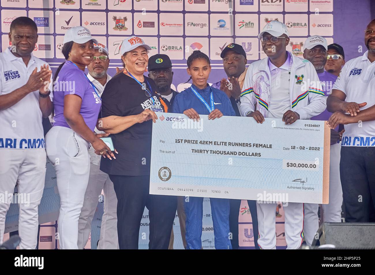 Die 3.-platzierte Gewinnerin Dagne Siranesh erhält eine Medaille und ein Preisgeld, nachdem sie am 12. Februar 2022 beim Access Bank Lagos City Marathon teilgenommen hat. Stockfoto