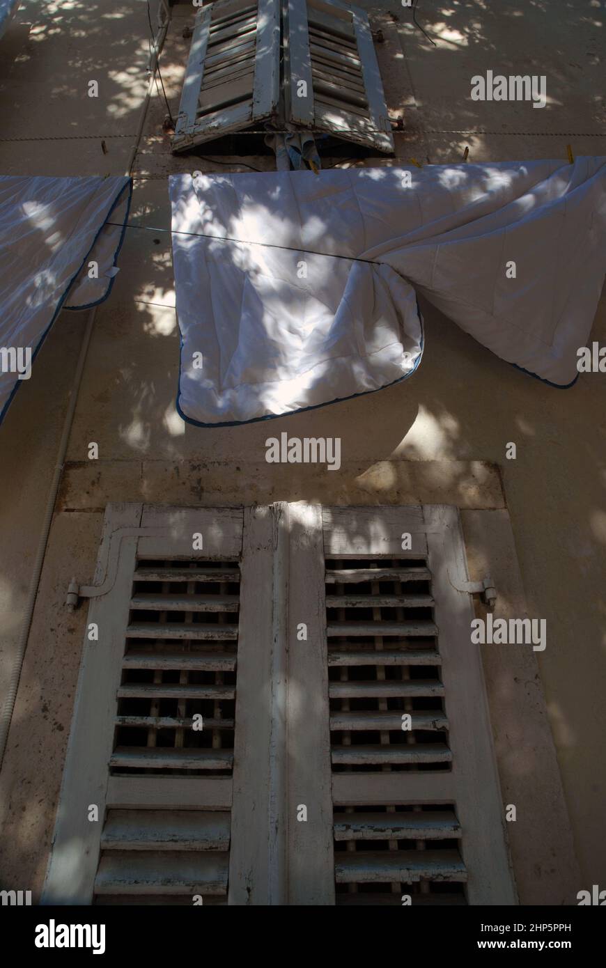 Laken, die an der Wäscheleine vom Fenster hängen, Perast, Montenegro. Stockfoto