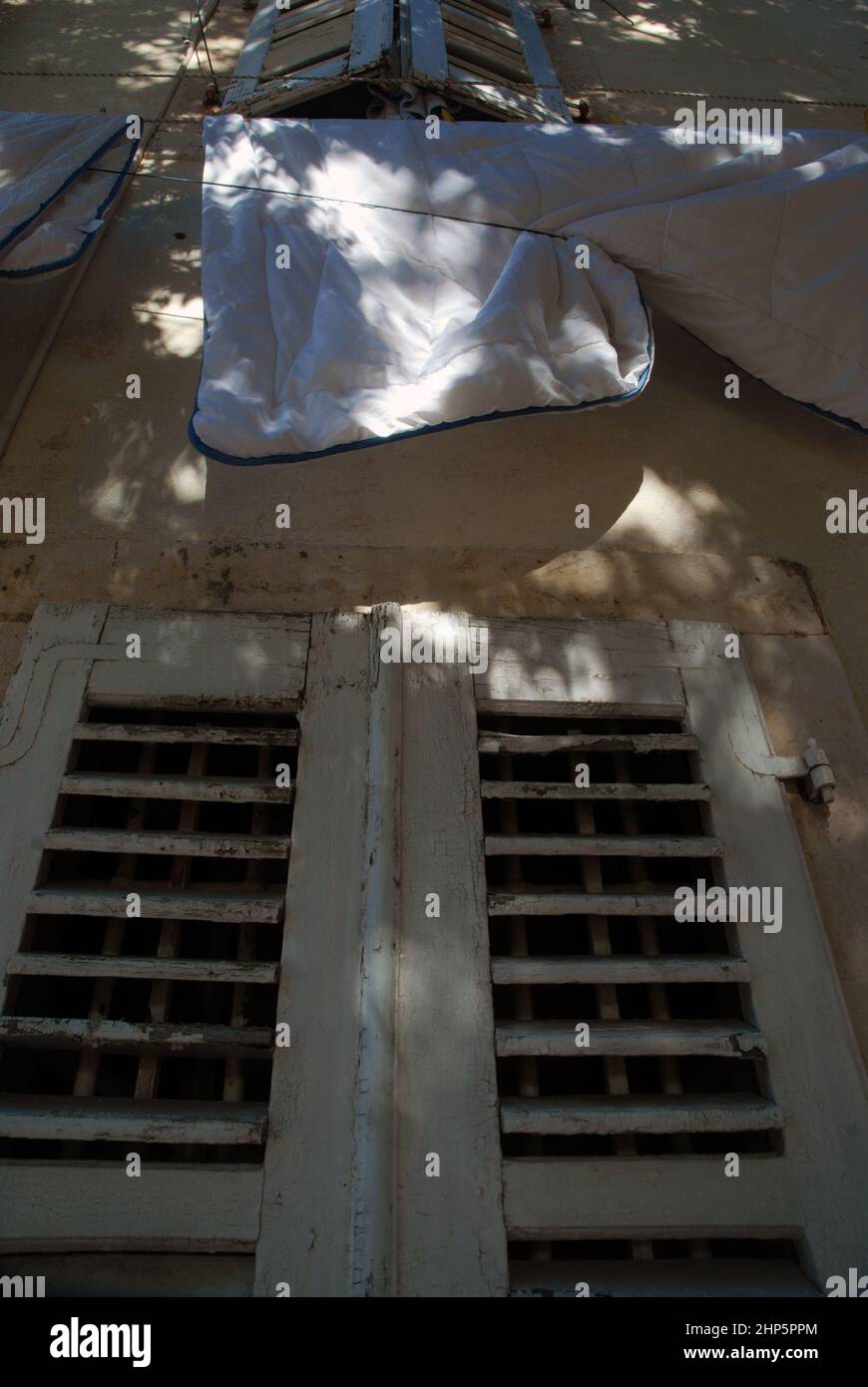 Laken, die an der Wäscheleine vom Fenster hängen, Perast, Montenegro. Stockfoto