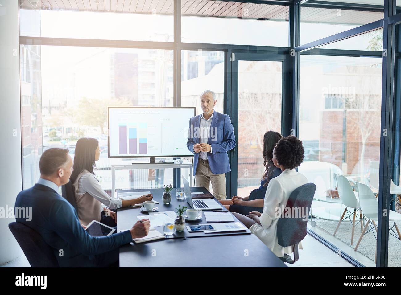 HES ein Profi bei Präsentationen. Ausgeschnittene Aufnahme eines Geschäftsmanns, der in einem Sitzungssaal eine Präsentation vorführt. Stockfoto