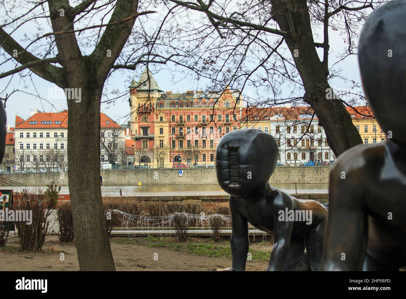 David Cerny Giant Babies Skulptur auf der Kampa Insel, Prag, Tschechische Republik Stockfoto
