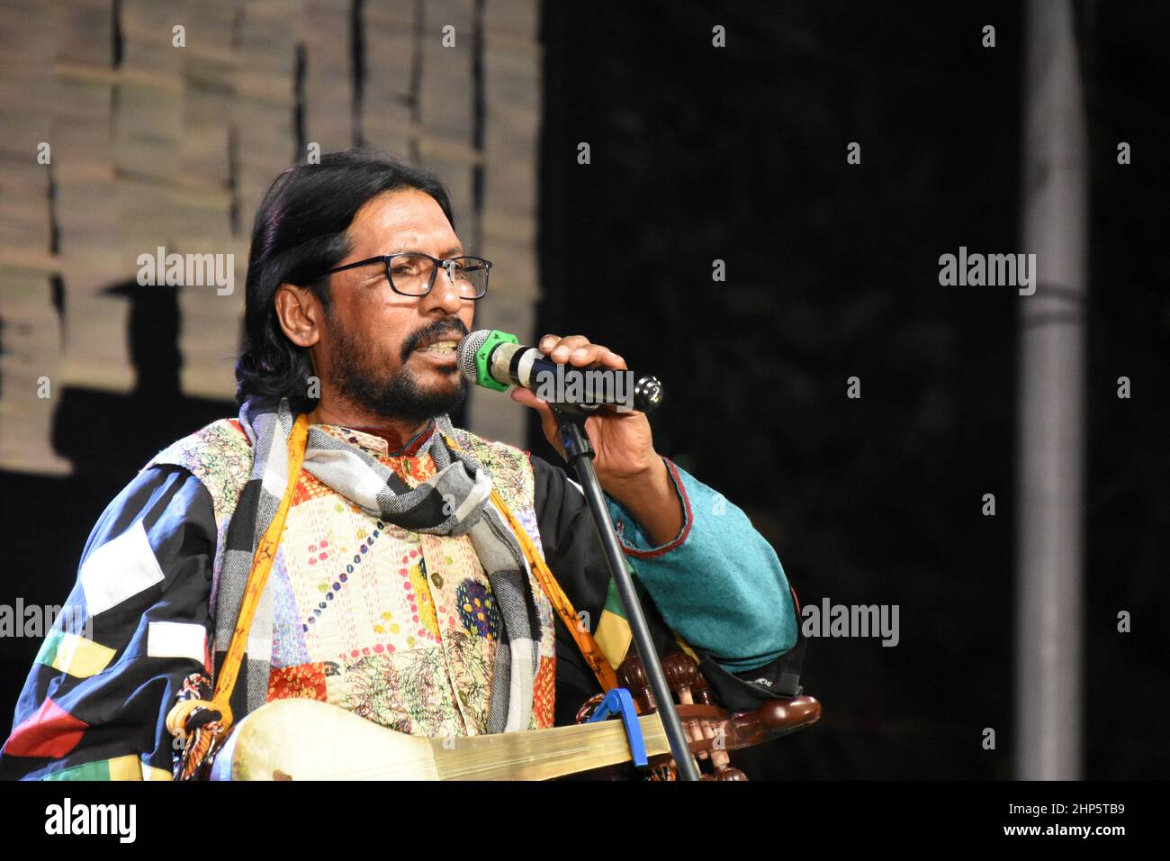 Kalkutta, Westbengalen, Indien. 18th. Februar 2022. Babu Fakir, der das Lied von Baul am ersten Tag des dreitägigen Festivals der bengalischen Kultur aufführt. (Bild: © Biswarup Ganguly/Pacific Press via ZUMA Press Wire) Stockfoto