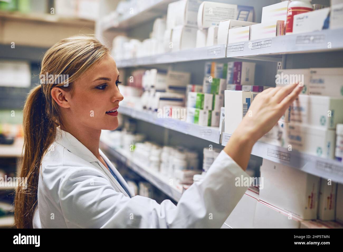 Die Wahl der richtigen Behandlung für Sie. Aufnahme eines Apothekers bei der Arbeit. Stockfoto