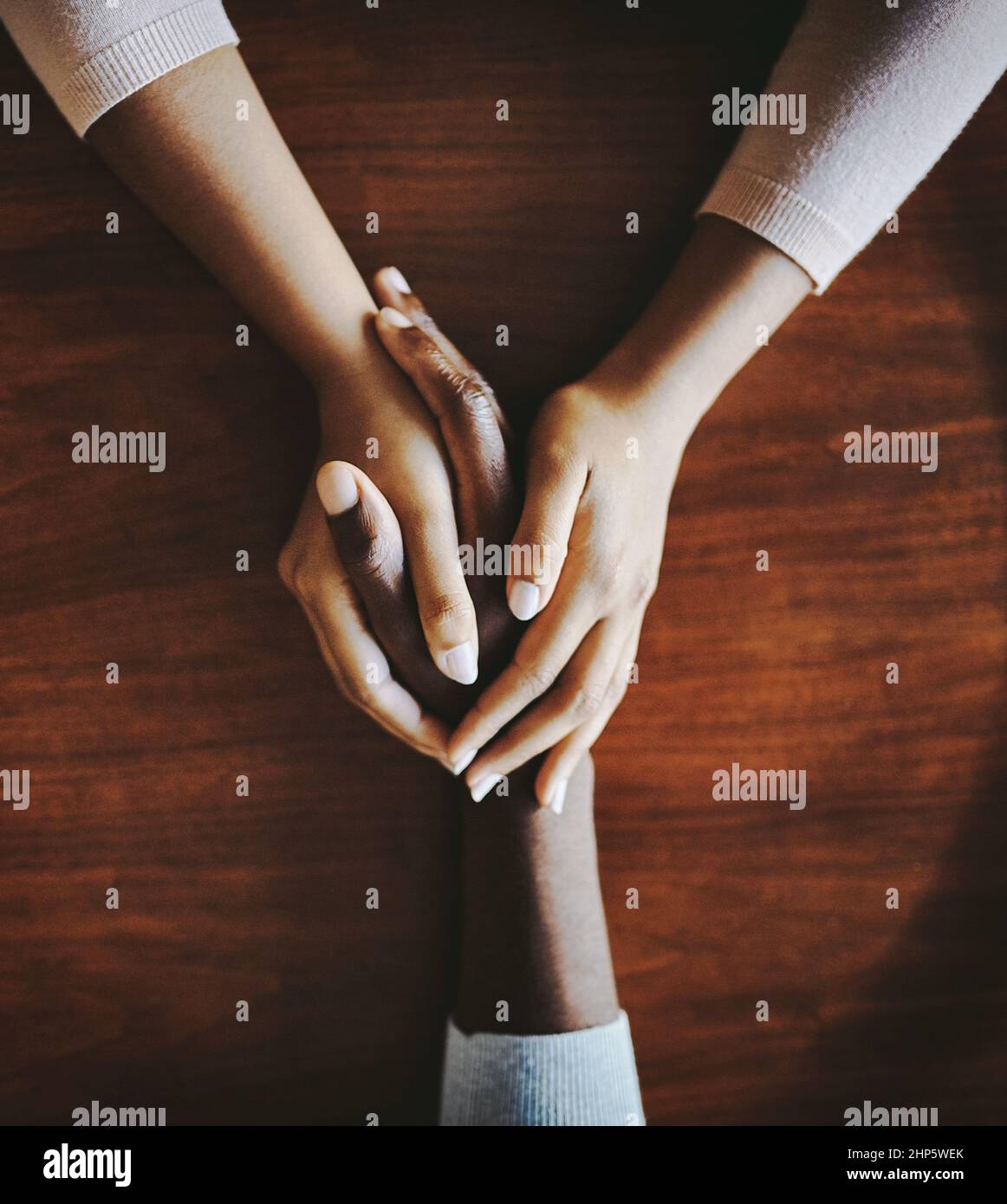 Mitgefühl geht einen langen Weg. Aufnahme von zwei Personen, die die Hände bequem halten. Stockfoto