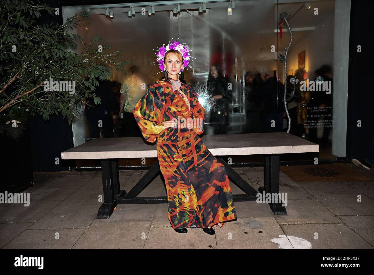 London, Großbritannien, 18. Februar 2022. Snizhana Sydoriak ist ein Modell der Ukraine auf der London Pacific Fashion Week (LPFW) 2022 in der Rebecca Hossack Art Gallery in der Rebecca Hossack Art Gallery. Kredit: Picture Capital/Alamy Live Nachrichten Stockfoto