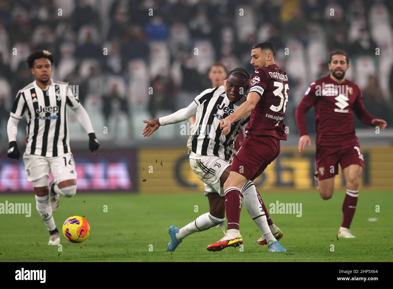 Turin, Italien, 18th. Februar 2022. Weston McKennie von Juventus und Ricardo Rodriguez vom FC Turin sehen sich an, als Rolando Mandragora vom FC Turin während des Serie-A-Spiels im Allianz Stadium in Turin mit Denis Zakaria von Juventus kämpft. Bildnachweis sollte lauten: Jonathan Moscrop / Sportimage Stockfoto