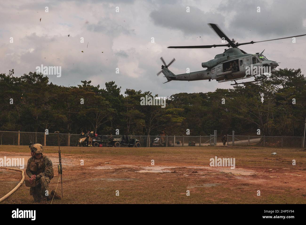 Ein US Marine Corps UH-1Y Venom Hubschrauber mit Marine Light Attack Helicopter Squadron (HMLA) 369 hebt ab, nachdem er während der Jungle Warfare Übung (JWX 22) in Camp Gonsalves, Okinawa, Japan, am 16. Februar 2022 betankt wurde. JWX 22 ist eine groß angelegte Schulung vor Ort, die sich auf die Nutzung der integrierten Fähigkeiten gemeinsamer und verwandter Partner konzentriert, um das Bewusstsein für alle Bereiche, Manöver und Brände in einer verteilten maritimen Umgebung zu stärken. (USA Meeresfoto von Lance CPL. Kyle Chan) Stockfoto