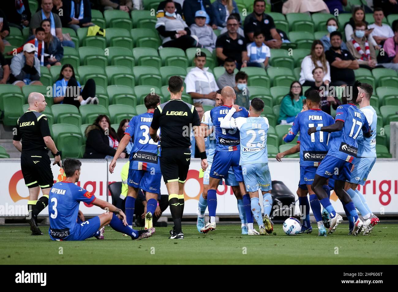 Melbourne, Australien, 18. Februar 2022. Angus Thurgate von Newcastle Jets wirft den Schlagspieler Andrew Nabbout vom Melbourne City FC, während sich andere Spieler beim A-League-Fußballspiel zwischen dem Melbourne City FC und den Newcastle Jets im AAMI Park am 18. Februar 2022 in Melbourne, Australien, einfinden. Kredit: Dave Hewison/Speed Media/Alamy Live Nachrichten Stockfoto