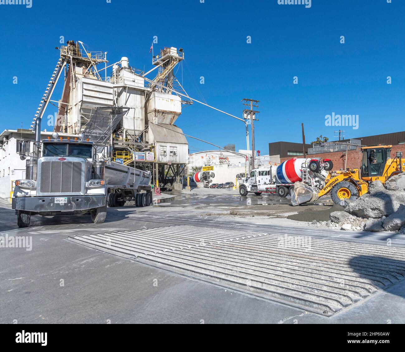 Los Angeles, CA, USA - 18. Februar 2022: Im Betonwerk CEMEX Hollywood in Los Angeles wartet ein LKW darauf, dass trockener Zement in sein Bett geladen wird, Stockfoto