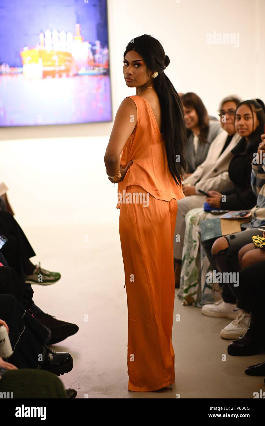 London, Großbritannien, 18. Februar 2022. Akesa tubuitamana ist ein fijanisches Modell auf der London Pacific Fashion Week (LPFW) 2022 in der Rebecca Hossack Art Gallery in der Rebecca Hossack Art Gallery. Kredit: Picture Capital/Alamy Live Nachrichten Stockfoto