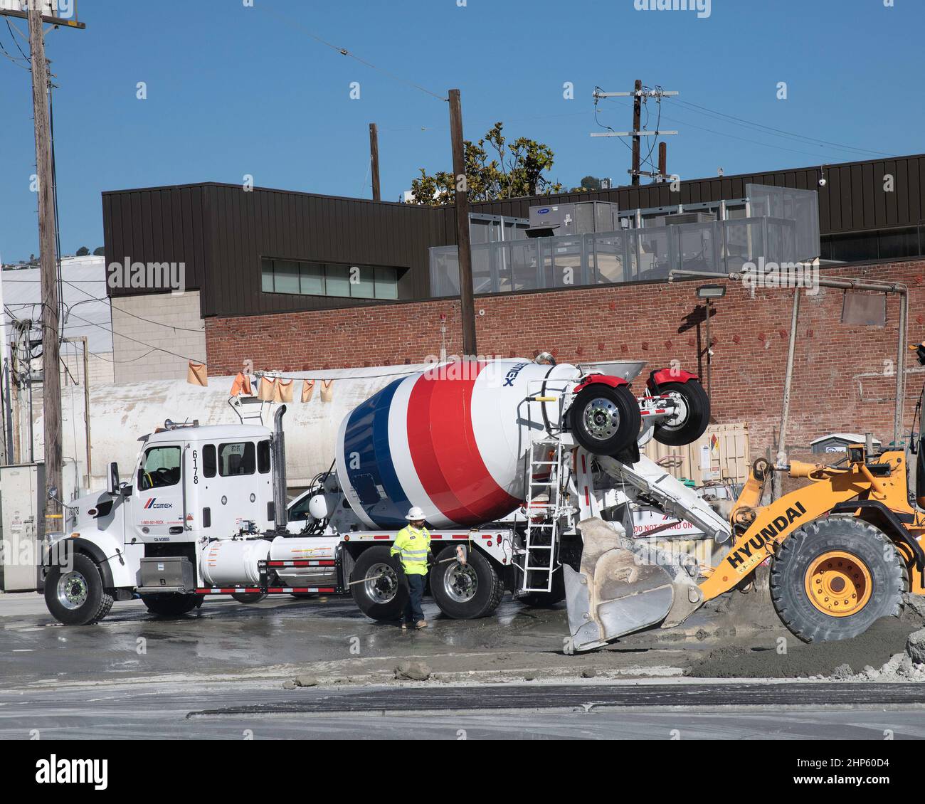 Los Angeles, CA, USA - 18. Februar 2022: Ein Zement-Lkw im Betonwerk CEMEX Hollywood in Los Angeles, CA. Stockfoto