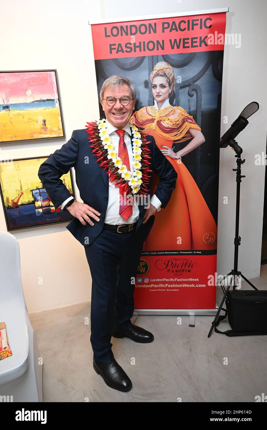 London, Großbritannien, 18. Februar 2022. Botschafter in Irland - der Hon Gary Gray AO nahm an der London Pacific Fashion Week (LPFW) 2022 in der Rebecca Hossack Art Gallery in der Rebecca Hossack Art Gallery Teil. Kredit: Picture Capital/Alamy Live Nachrichten Stockfoto