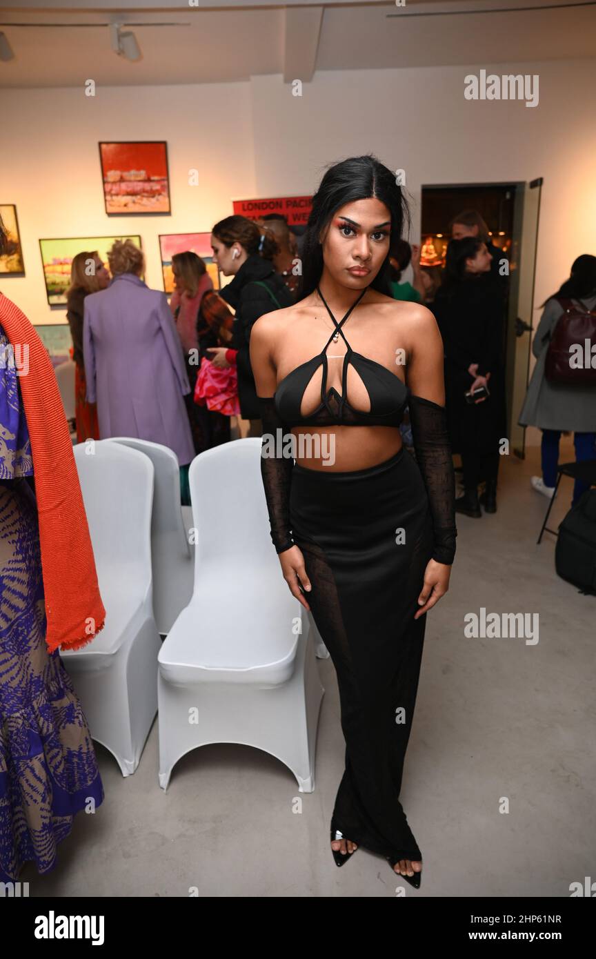 London, Großbritannien, 18. Februar 2022. Akesa Tubuitamana ist ein fijanisches Modell auf der London Pacific Fashion Week (LPFW) 2022 in der Rebecca Hossack Art Gallery in der Rebecca Hossack Art Gallery. Kredit: Picture Capital/Alamy Live Nachrichten Stockfoto