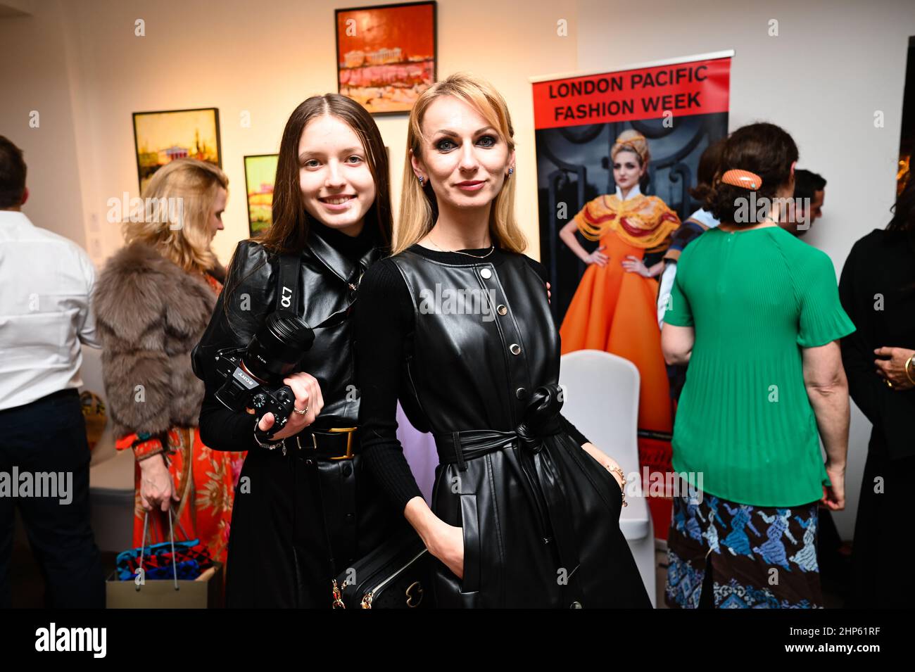 London, Großbritannien, 18. Februar 2022. Esmeralda Sydoriak von esmi.Photography und Mama Snizhana Sydoriak ist ein Modell der Ukraine auf der London Pacific Fashion Week (LPFW) 2022 in der Rebecca Hossack Art Gallery in der Rebecca Hossack Art Gallery. Kredit: Picture Capital/Alamy Live Nachrichten Stockfoto