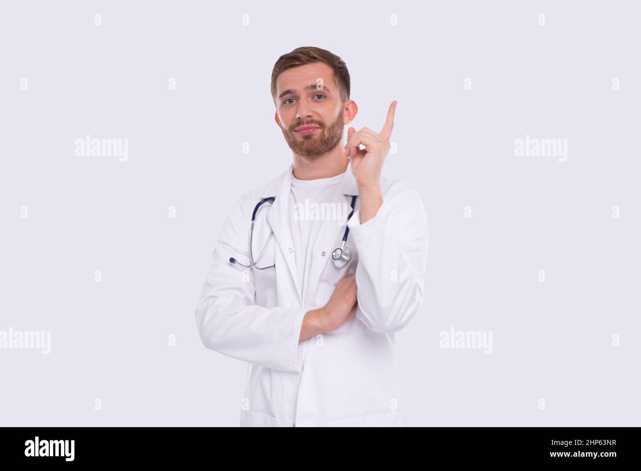 Doktor, der eine gute Idee hat. Mann mit Idee hält Finger nach oben. Medizinisches Personal Isoliert Stockfoto