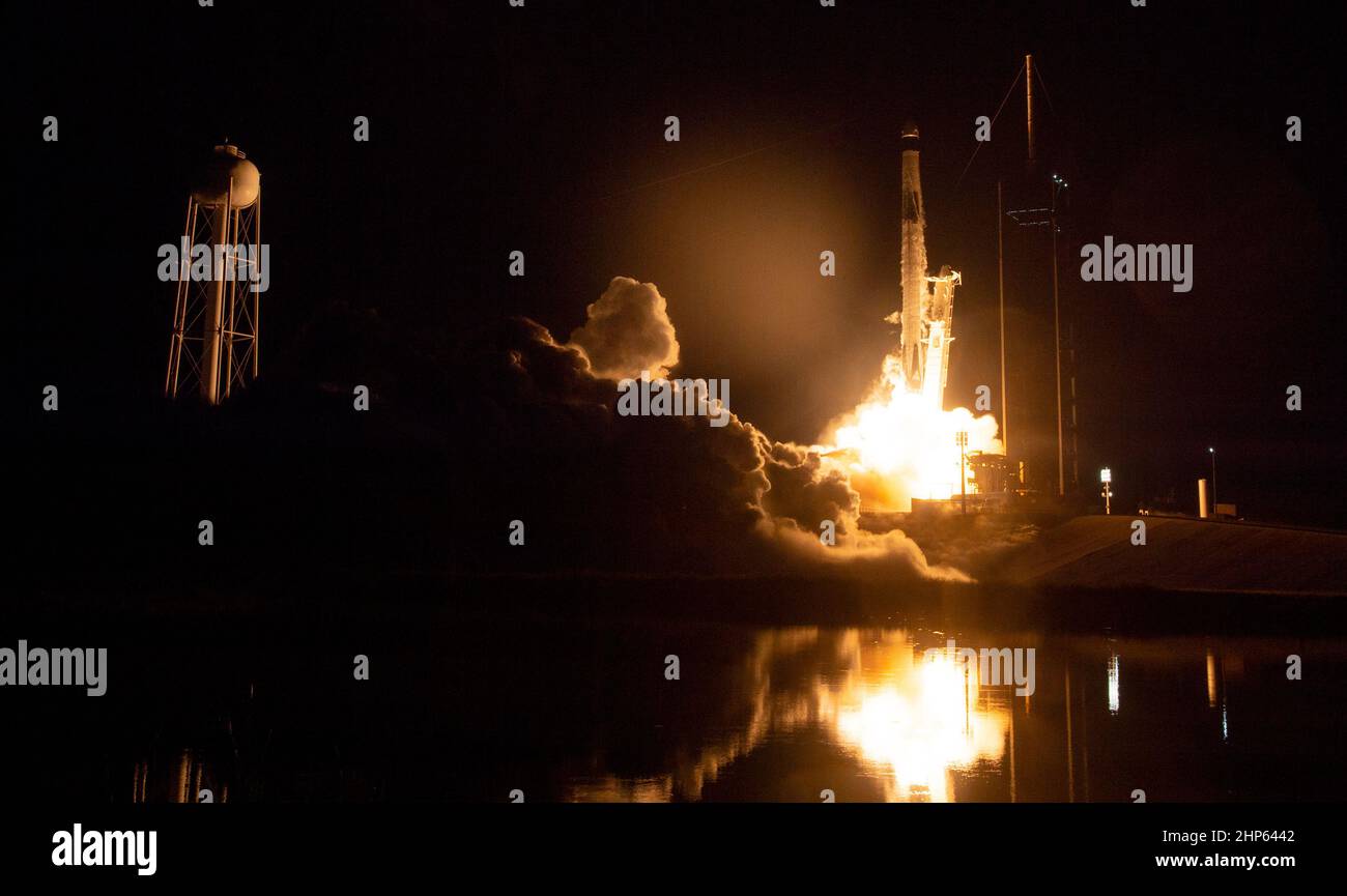 Eine SpaceX Falcon 9-Rakete mit der Crew Dragon-Sonde des Unternehmens wird auf der NASA-Mission SpaceX Crew-3 zur Internationalen Raumstation mit den NASA-Astronauten Raja Chari, Tom Marshburn, Kayla Barron, Und der ESA-Astronaut Matthias Maurer an Bord, Mittwoch, den 10. November 2021, im Kennedy Space Center der NASA in Florida. Stockfoto