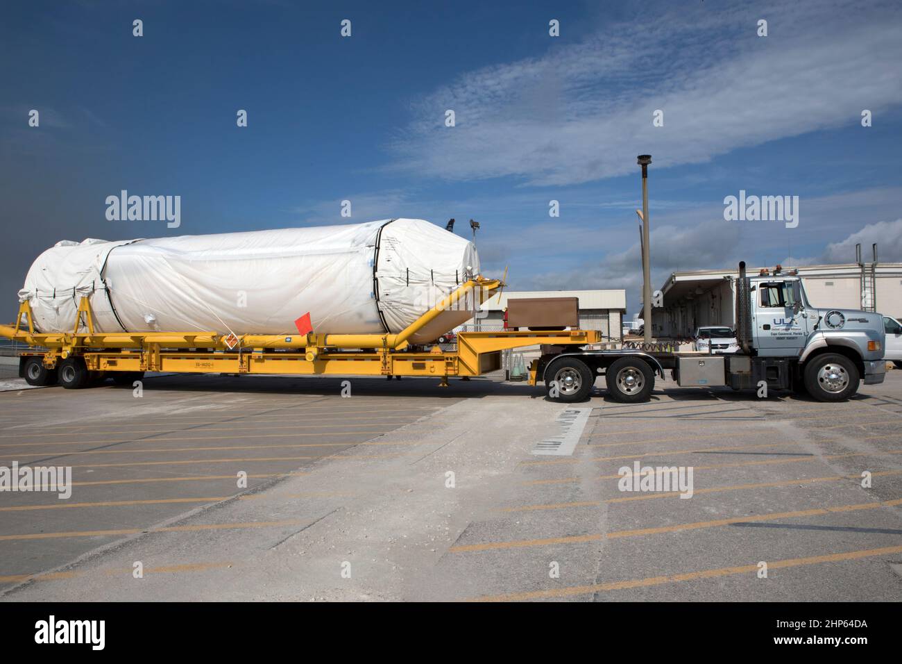 In Port Canaveral in Florida wird ein Raketenverstärker der United Launch Alliance ATLAS V vom Mariner-Schiff des Unternehmens zum Atlas Spaceflight Operations Center an der Luftwaffenstation Cape Canaveral transportiert. Die Rakete soll den Tracking and Data Relay Satellite, TDRS-M, starten Stockfoto
