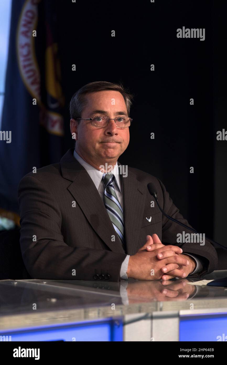 Im Zuschauerraum der Pressestelle des Kennedy Space Center sprechen NASA und Branchenführer während einer Pressekonferenz zur Vorabstart-Pressekonferenz für die kommerzielle Wiederaufnahmemission SpaceX CRS-14 zur Internationalen Raumstation mit Medienvertretern. Mike McAleenan, Wetterbeauftragter, 45th Weather Squadron, nimmt an der Pressekonferenz Teil. Am 2. April 2018 soll um 4:30 Uhr EST eine Dragon-Raumsonde vom Space Launch Complex 40 auf der Cape Canaveral Air Force Station gestartet werden. Die SpaceX Falcon 9-Rakete wird auf der 14th-Mission des Unternehmens im Bereich Commercial Reply Services in den Weltraum starten Stockfoto