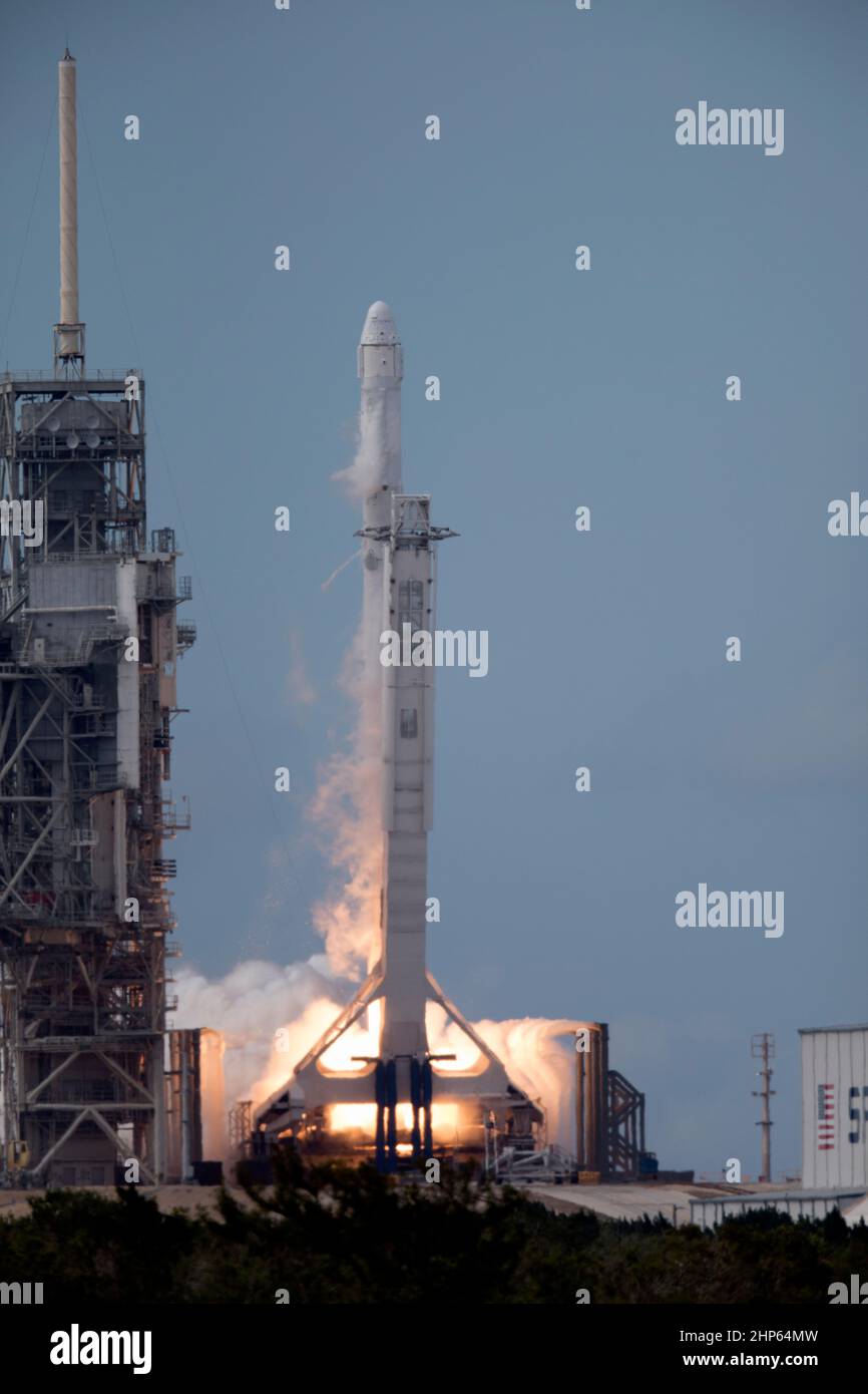 Eine SpaceX Falcon 9-Rakete hebt vom Launch Complex 39A im NASA-Weltraumzentrum Kenney in Florida ab, der kommerziellen Wiederaufnahmemission des Unternehmens für 11th zur Internationalen Raumstation. Der Start erfolgte um 5:07 Uhr EDT von der historischen Startstelle, die jetzt von SpaceX im Rahmen eines Grundstücksabkommens mit der NASA betrieben wird. Stockfoto