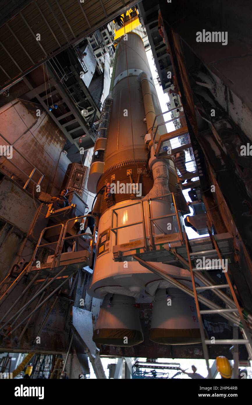 Die erste Stufe der United Launch Alliance ATLAS V wurde in der Vertikalen Integrationsanlage im Space Launch Complex 41 der Cape Canaveral Air Force Station in Florida positioniert. Die Rakete soll den Tracking and Data Relay Satellite, TDRS-M, starten Stockfoto