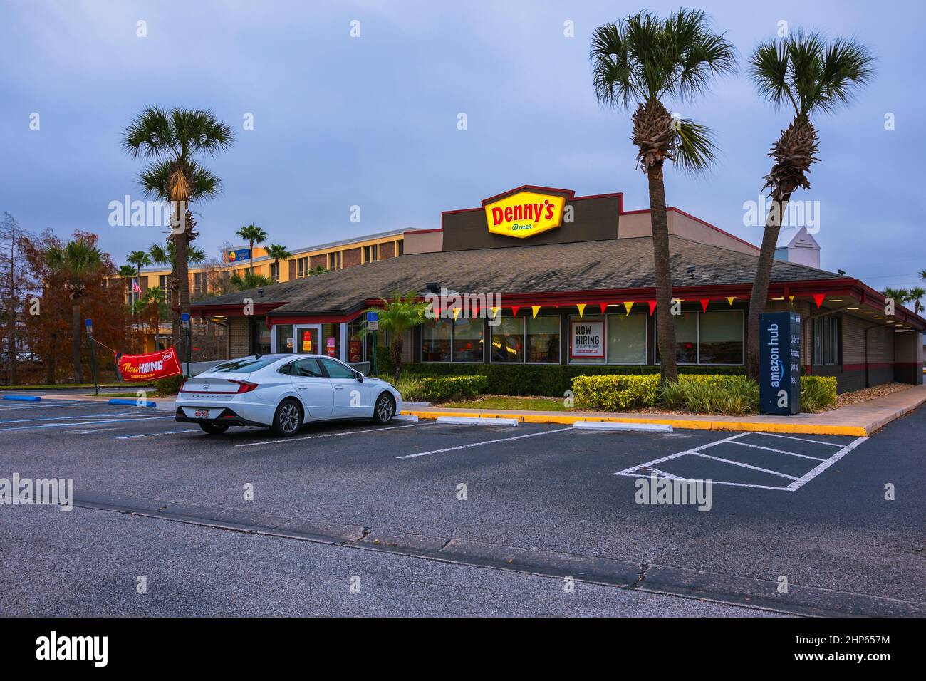 Kissimmee, Florida - 6. Februar 2022: Horizontaler Weitblick auf das Denny's Diner Restaurant Gebäude Außenansicht Denny's Restaurant ein großes Familienrestaurant Stockfoto