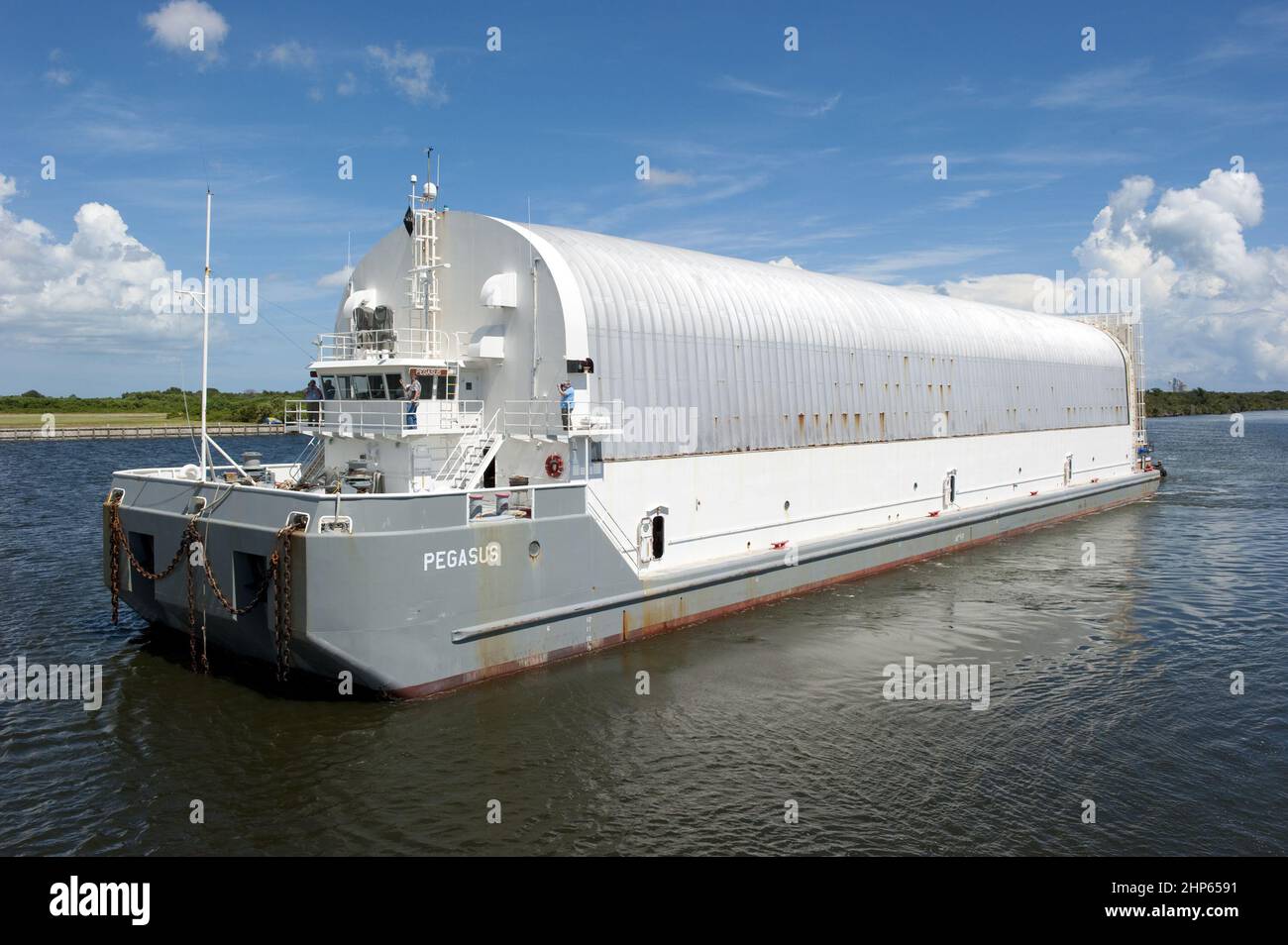 Der Pegasus-Barge der NASA, der den letzten externen Kraftstofftank des Space Shuttle-Programms trägt, ET-122, kommt im Turn Basin des Kennedy Space Center der NASA in Florida Ca an. 2010 Stockfoto