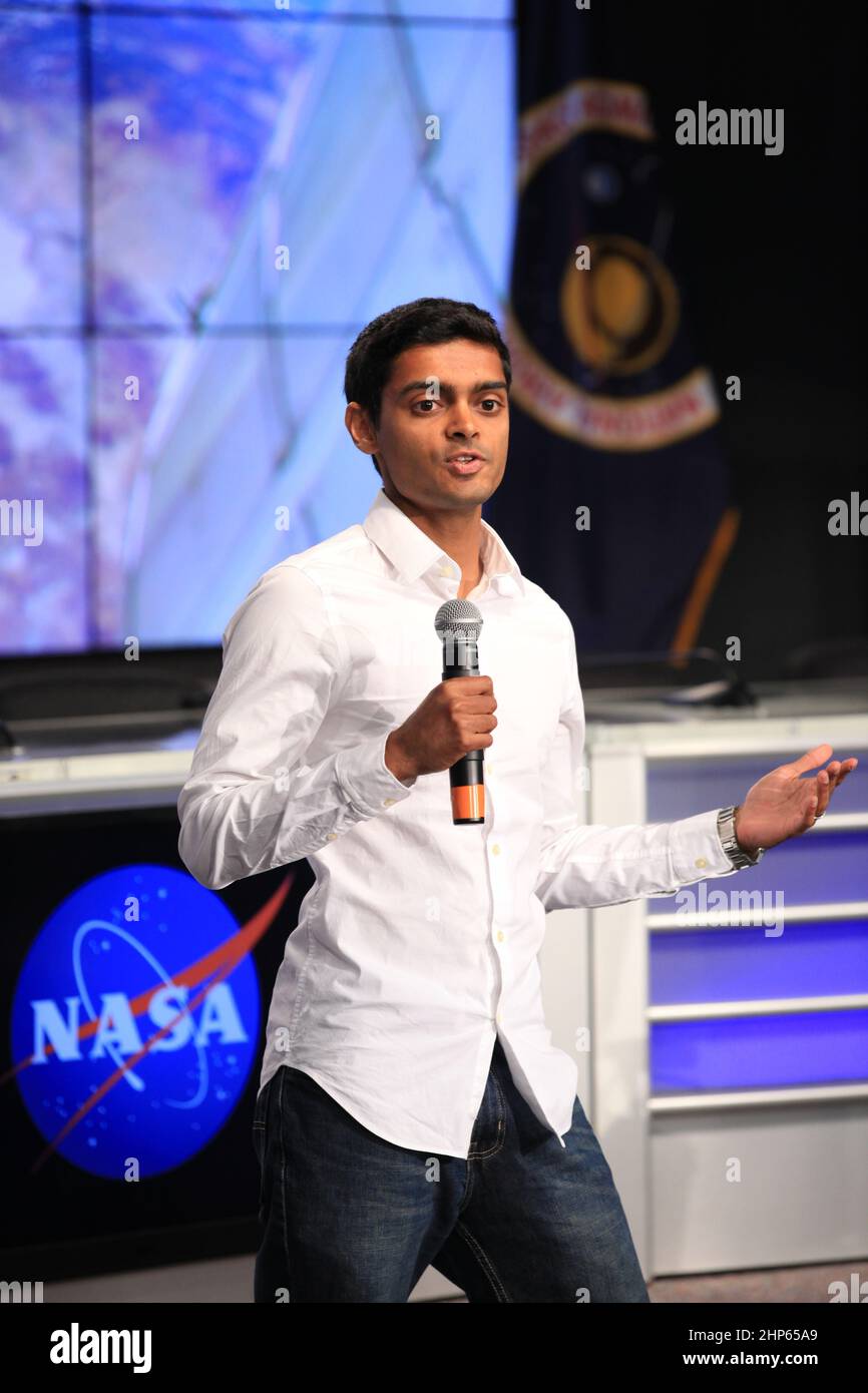 Arun Sharma, ein Doktorand am Stanford Cardiovascular Institute in Stanford, Kalifornien, spricht mit den Teilnehmern der sozialen Medien im Kennedy Space Center Press Site Auditorium der NASA Ca. 2016 Stockfoto