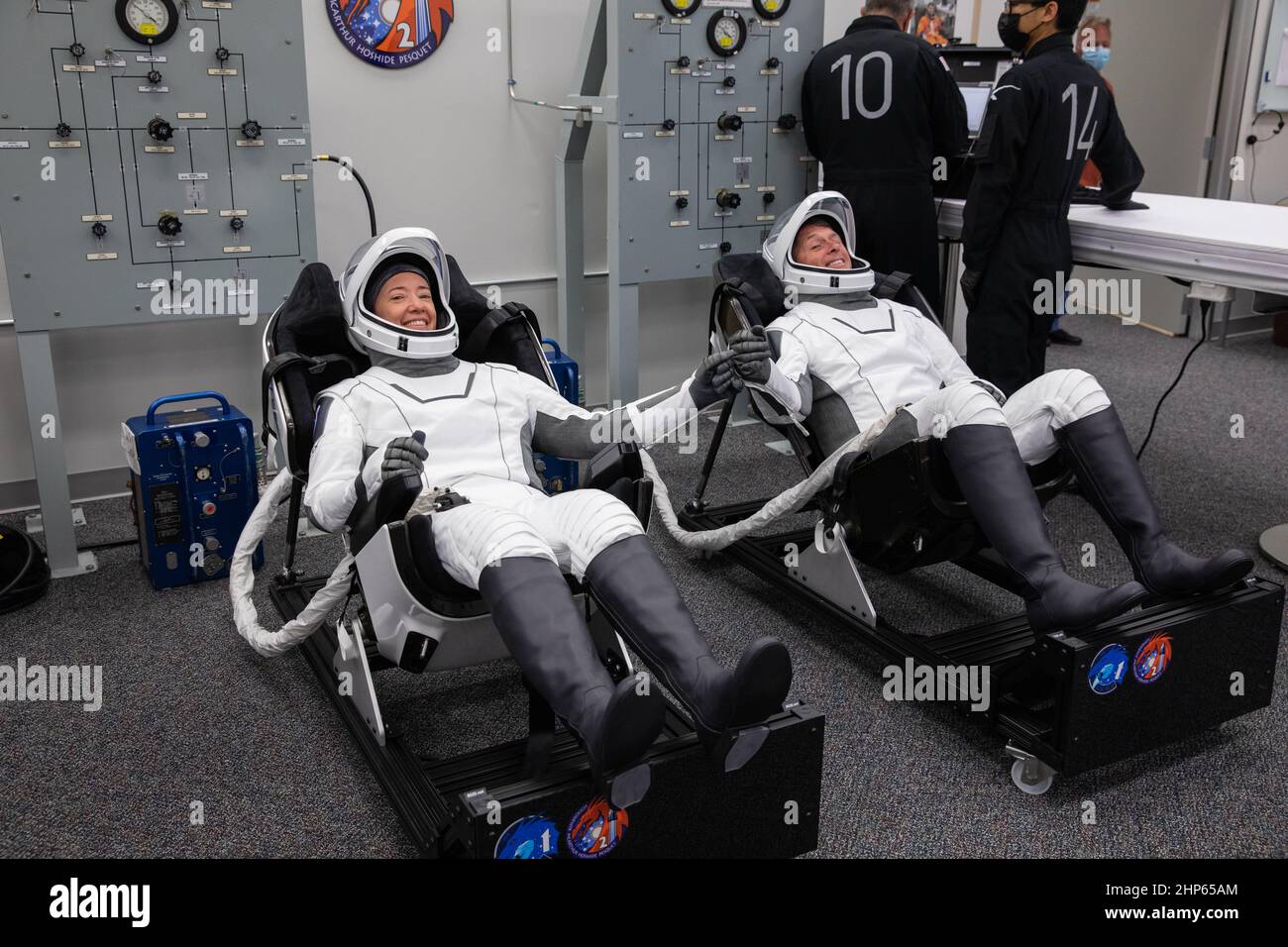 Die NASA-Astronauten Megan McArthur, links, und Shane Kimbrough sitzen am 23. April 2021 im Anzugraum der Besatzung im Neil Armstrong Operations and Checkout Building im Kennedy Space Center der NASA in Florida. McArthur und Kimbrough werden zusammen mit dem ESA-Astronauten Thomas Pesquet und dem JAXA-Astronauten Akihiko Hoshide auf der NASA-Mission SpaceX Crew-2 zur Internationalen Raumstation aufsteigen. Die Crew Dragon Endeavour von SpaceX wird heute um 5:49 Uhr EDT auf der Falcon 9-Rakete des Unternehmens vom Kennedy Launch Complex 39A starten. Stockfoto