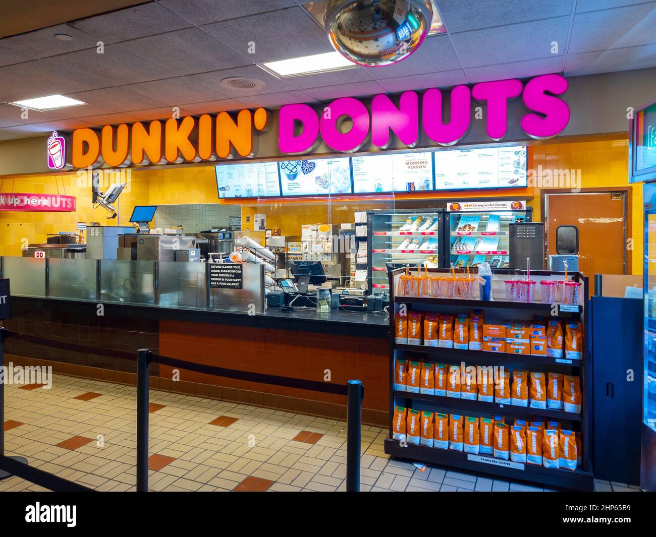 Sloatsburg, New York - 10. Februar 2022: Horizontale Nahaufnahme des Dunkin' Donuts Shops im Sloatsburg Service Area. Stockfoto